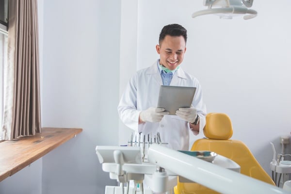 Dentist uses cloud application while in exam room 129383760