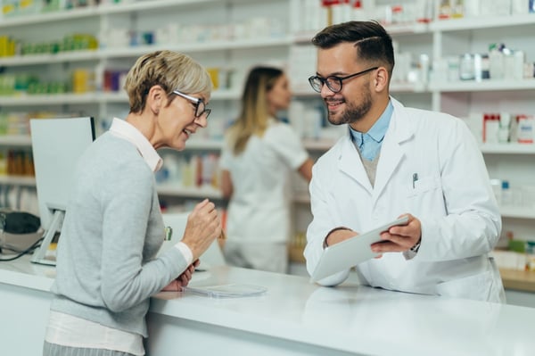 Patient talks to pharmacist about prescription 474584768