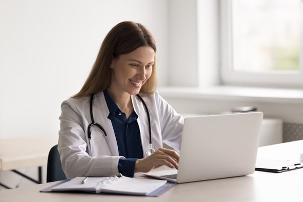 doctor on computer using hipaa compliant emiail